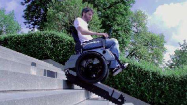 Вариант предполагает передвижение по лестнице человека в коляске. Он сам заезжает на платформу