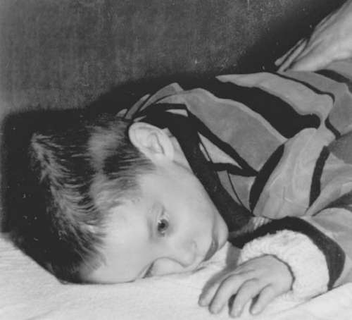 Мальчик лежит на мягком мате из пеноматериала