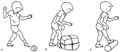 Ребенку со спастической гемиплегией играть в футбол с легким маленьким мячом не следует