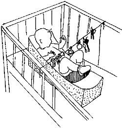 Кусок пенопласта с вырезанной серединой поддерживает ребенка в нужном положении