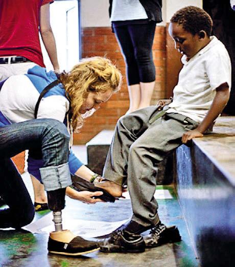 Обуваю в кроссовки детишек в рамках проекта Обувь - Южной Африке