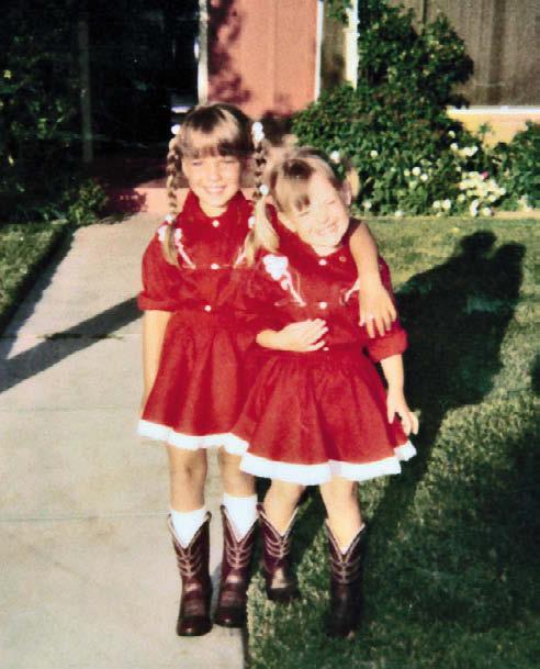 Я с моей сестрой Кристал в ковбойских нарядах собираемся на Хеллдорадо родео