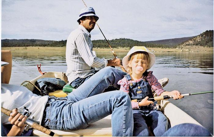 На рыбалке с дедушкой и мамой. Мы и по сей день каждое лето ездим в Юту и обязательно рыбачим