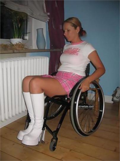 Большой хуй доктора временно поставил инвалидку на ноги HD