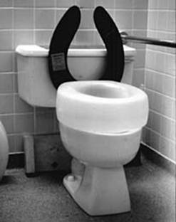 Высокое сиденье для туалета помогает пожилым и физически слабым людям легче садиться и вставить