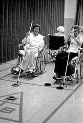 Люди в инвалидных креслах используют досуг, играя в одну из подвижных игр