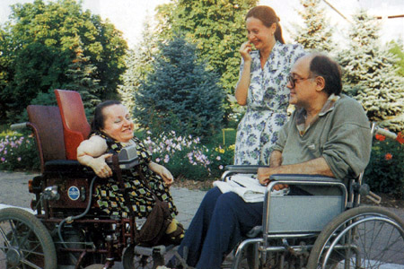 Анна Большакова, Галина Манукян и мой сосед Андрей Сатунин беседуют за жизнь