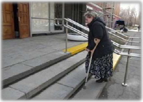 Для лестниц выше трех ступеней, вход на объект будет частично доступным для опорников и слепых