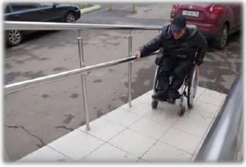 Важно помнить, что инвалиду легче подниматься, держась за поручни, расположенные как можно ближе