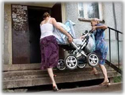 Для мам с детскими колясками, это единственная возможность преодолеть лестничную преграду