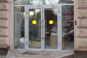 Прозрачные полотна дверей на входах в здании следует выполнять из ударостойкого стекла
