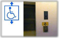 Размещается на лифтовой площадке у кабины лифта и на путях подхода с указанием направления движения