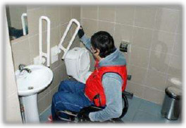 В универсальной кабине и других санитарно-бытовых помещениях, предназначенных для инвалидов