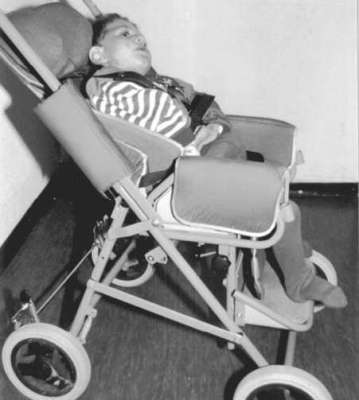 Родители мальчика были недовольны тем, что в коляске Reha он постоянно сползает в разные стороны