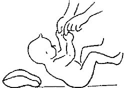 Ребенка присаживают, подтягивая за руки
