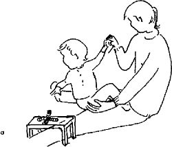 Ребенка учат дотягиваться до предмета, захватывать его рукой, одновременно поворачивая туловище