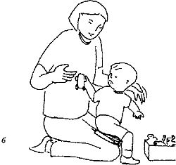 Ребенка учат дотягиваться, захватывать его рукой и выпускать, одновременно поворачивая туловище