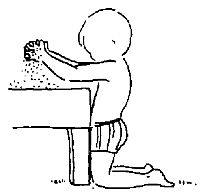Играя с песком, ребенок тренирует движения, которые необходимы для мытья рук