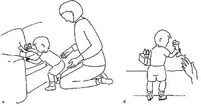 Диван – удобная и безопасная опора для ребенка, который только учится стоять