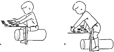 Валик, установленный у низкого стола, позволяет ребенку вставать во время игры