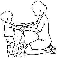 Ребенок стоит, держась за клин из пеноматериала. Мама держит сумку, в которой лежат разные предметы