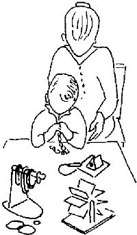 Ребенку легче осваивать тонкие движения пальцев рук, сидя за столом, он опирается на локти
