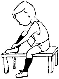 Когда ребенок сидит, повернувшись вбок, на коробке или на табуретке, ему, может быть, легче согнуть