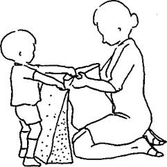 Ребенок стоит, держась за клин из пено-материала. Мама держит сумку, в которой лежат разные предметы