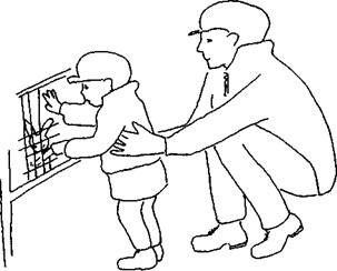 На прогулке ребенок тренируется удерживаться в положении стоя