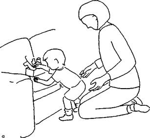 Диван является удобной и безопасной опорой для ребенка, который только учится стоять