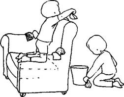 Спинка кресла помогает ребенку стоять на коленях. Чтобы бросать в ведро небольшие предметы