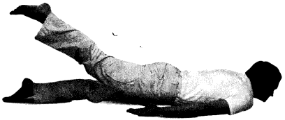 Поза «саранчи» (Шалабасана) с правой ногой