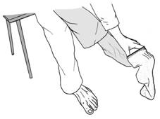 Одевание носка на парализованную ногу 