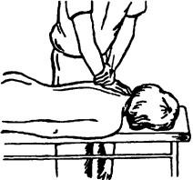 Манипуляция на верхних ребрах в положении лежа на животе со спущенной рукой на стороне воздействия