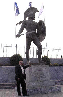 У памятника (монумента) воина-спартанца, г. Спарта