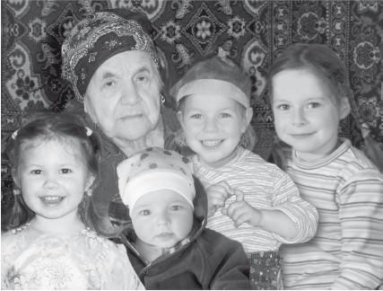 М. Р. Родимина с правнучками накануне 95-летия