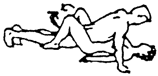 Женщина-инвалид лежит под мужчиной, обхватив его бедра ногами