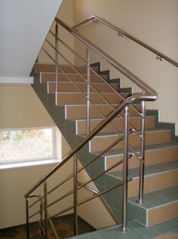 При ширине лестниц 2,5 м и более следует дополнительно предусматривать разделительные поручни