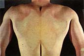 Мы видим человека с хорошо развитой мускулатурой, лежащего на спине на прозрачной поверхности