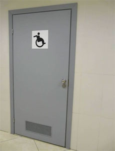 На кабине туалета должен быть знак доступности